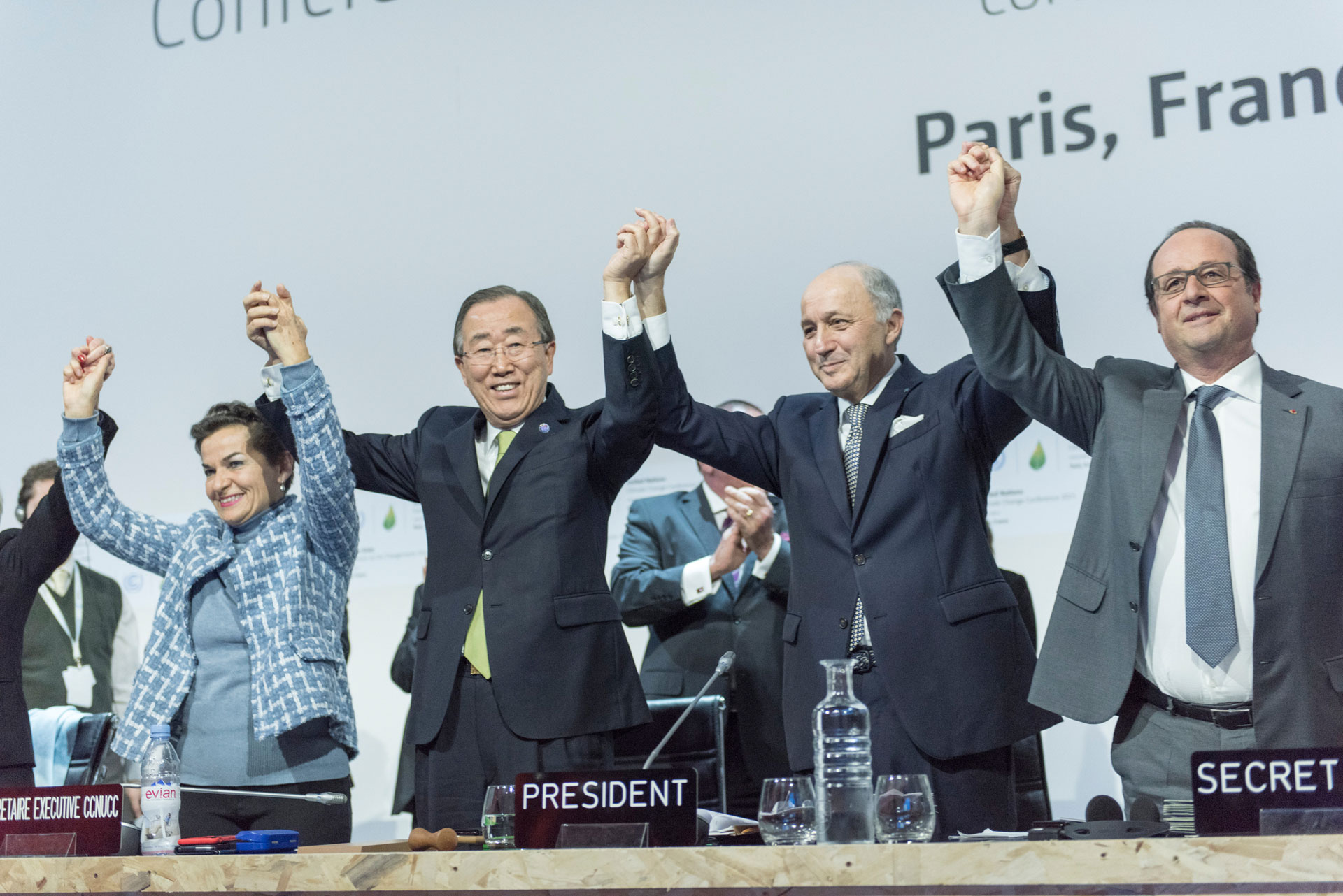 <p><sub>Bývalý generálny tajomník Pan Ki-mun (druhý zľava); Christiana Figueres (vľavo), výkonná tajomníčka Rámcového dohovoru OSN o zmene klímy (UNFCCC); Laurent Fabius (druhý sprava), francúzsky minister zahraničných vecí a predseda Konferencie OSN o zmene klímy v Paríži (COP21) a François Hollande (vpravo), francúzsky prezident, oslavujú po historickom prijatí Parížskej dohody o zmene klímy.</sub></p>