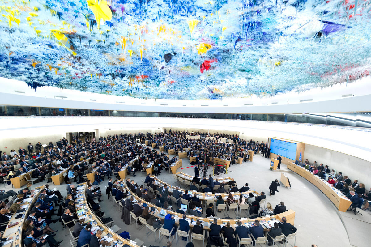 <p><sub>Záber na zasadaciu miestnosť počas prejavu Generálneho tajomníka Antónia Guterresa (na pódiu) na otvorení 40. zasadnutia Rady pre ľudské práva. <br /></sub></p>