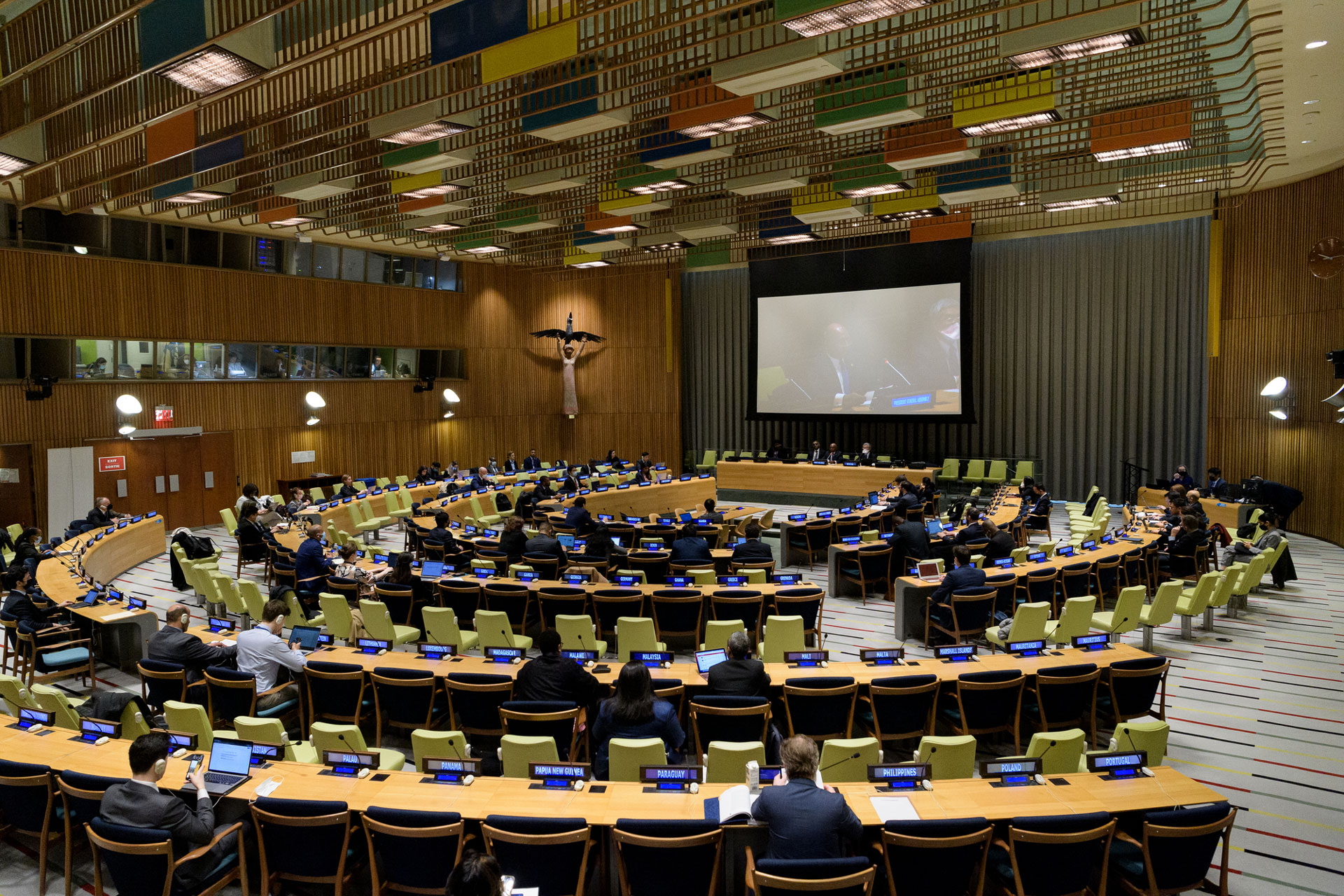 <p><sub>A wide view of the Trusteeship Council Chamber during the event “Interactive Dialogue of the Assembly on Commodity Markets”.</sub></p>