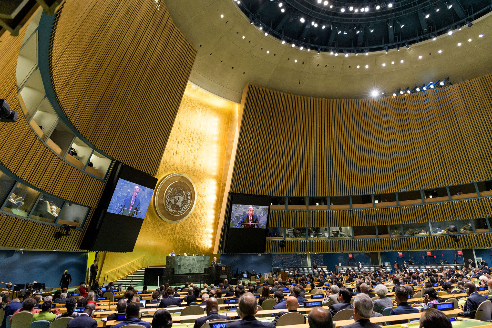<p><sub>Záber na sálu Valného zhromaždenia počas vystúpenia Generálneho tajomníka OSN Antónia Guterresa (na pódiu a na obrazovkách) vo všeobecnej rozprave na 76.zasadnutí Valného zhromaždenia.<br /></sub></p>