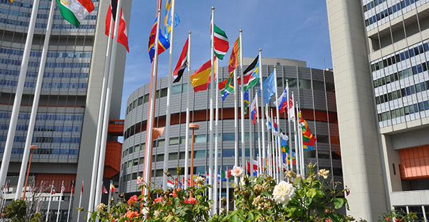 Das Vienna International Centre mit Flaggen