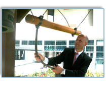 <sub>UNIS Vienna Director Maher Nasser is ringing the Peace Bell</sub>
