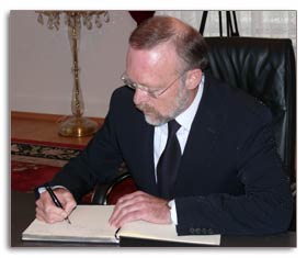 Mr. Franz Baumann, in his capacity as Acting Director-General of the United Nations Office at Vienna, signed on 20 May the condolence book of the Chinese Permanent Mission to the United Nations in Vienna in remembrance of the victims of the earthquake that struck Sichuan, China, on 12 May 2008