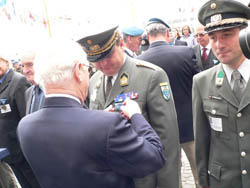 Willibald Pahr presents a medal to an Austrian peacekeeper