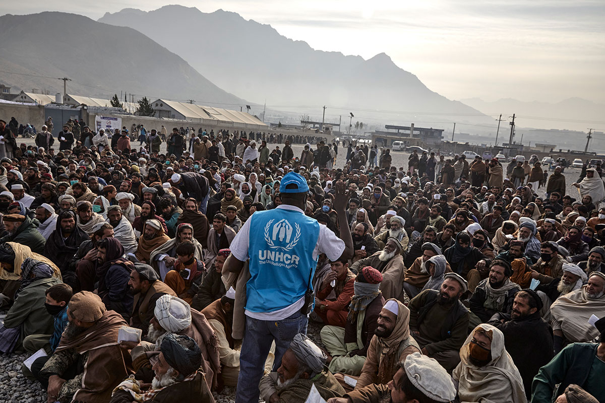 <p><sub>Afghanistan. UNHCR distributes winter cash payments to displaced families in Kabul, 2021.</sub></p>